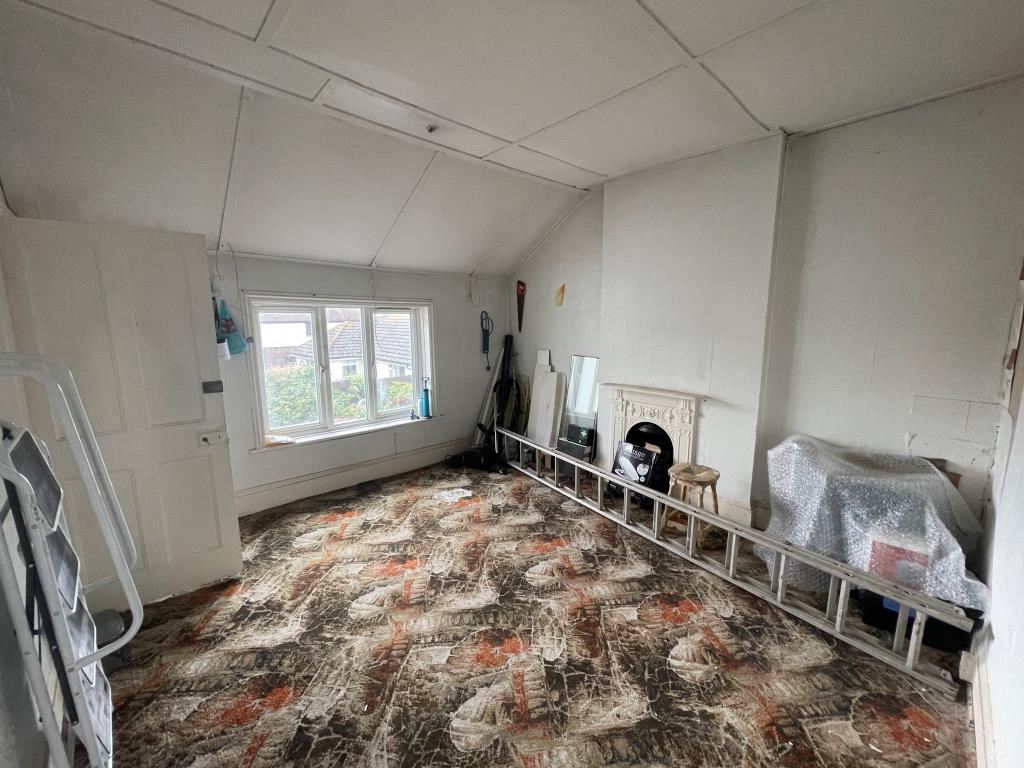 Lot: 129 - DETACHED BLOCK OF FOUR SELF-CONTAINED FLATS - Store room with window and potential for bedroom